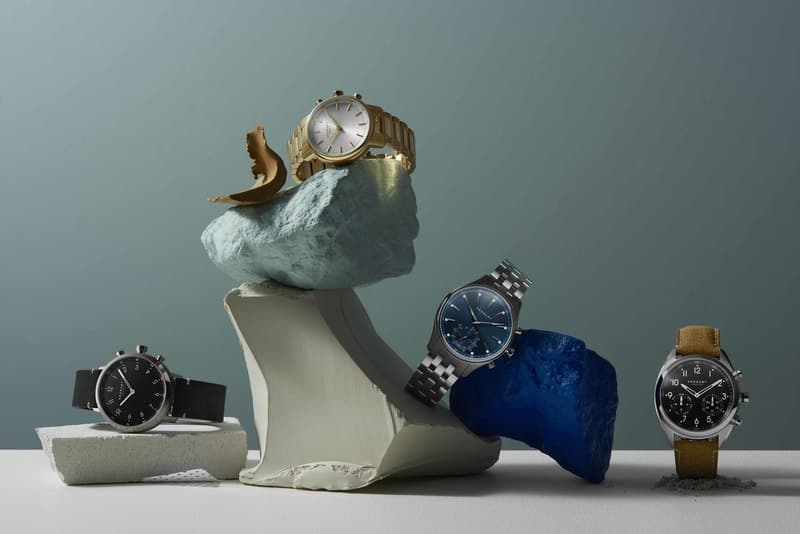 Montre connectée Kronaby Sekel Stainless Steel 41mm avec boîtier et bracelet métalliques, affichée au sommet d'une sculpture abstraite avec d'autres modèles