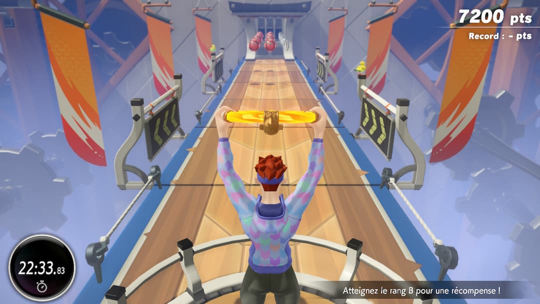 Personnage de Ring Fit Adventure effectuant des mouvements de fitness dans un couloir futuriste coloré, tenant un anneau de contrôle