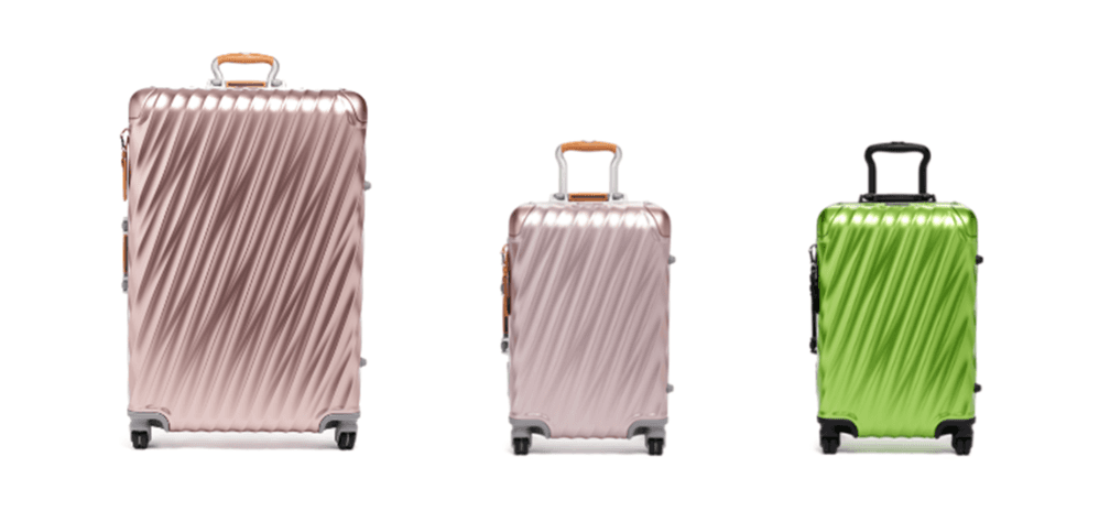 Trois valises TUMI 19 Degree de tailles différentes : blush avec poignée marron, blush argenté avec poignée marron, et vert citron avec poignée noire
