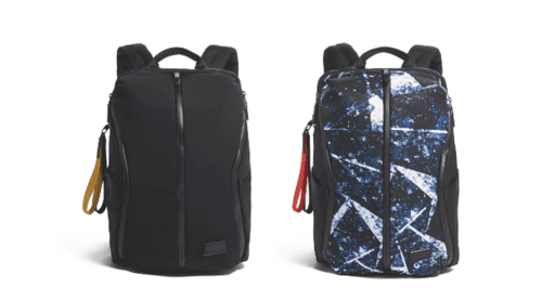 Deux sacs à dos TUMI de la collection Printemps/Été 2020, l'un noir uni avec fermeture centrale, l'autre bleu foncé motif graphique blanc