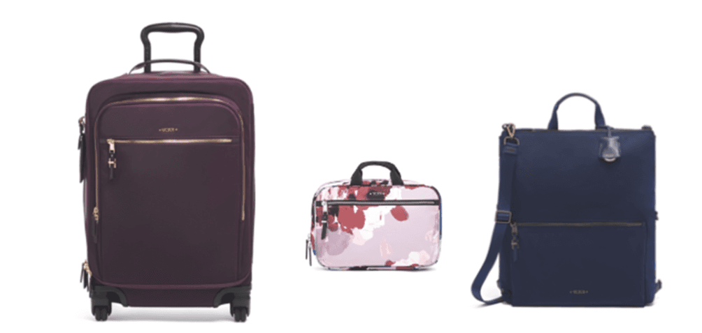 Trois bagages TUMI : une valise cabine prune avec poignée rétractable, une trousse de toilette rose à motif floral, et un sac à dos bleu marine avec détails dorés
