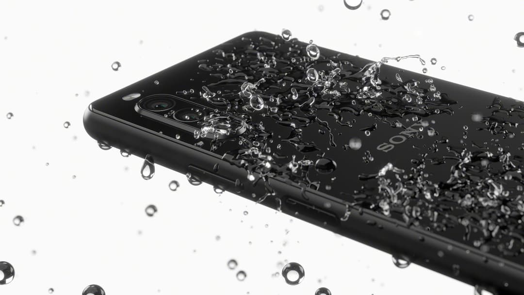Sony Xperia 10 II noir avec gouttelettes d'eau, démontrant sa résistance à l'eau
