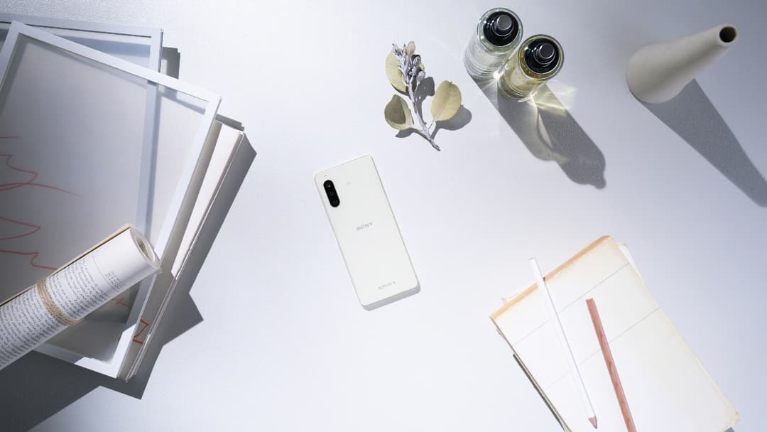 Xperia 10 II blanc entouré d'accessoires cosmétiques et de lifestyle sur fond blanc