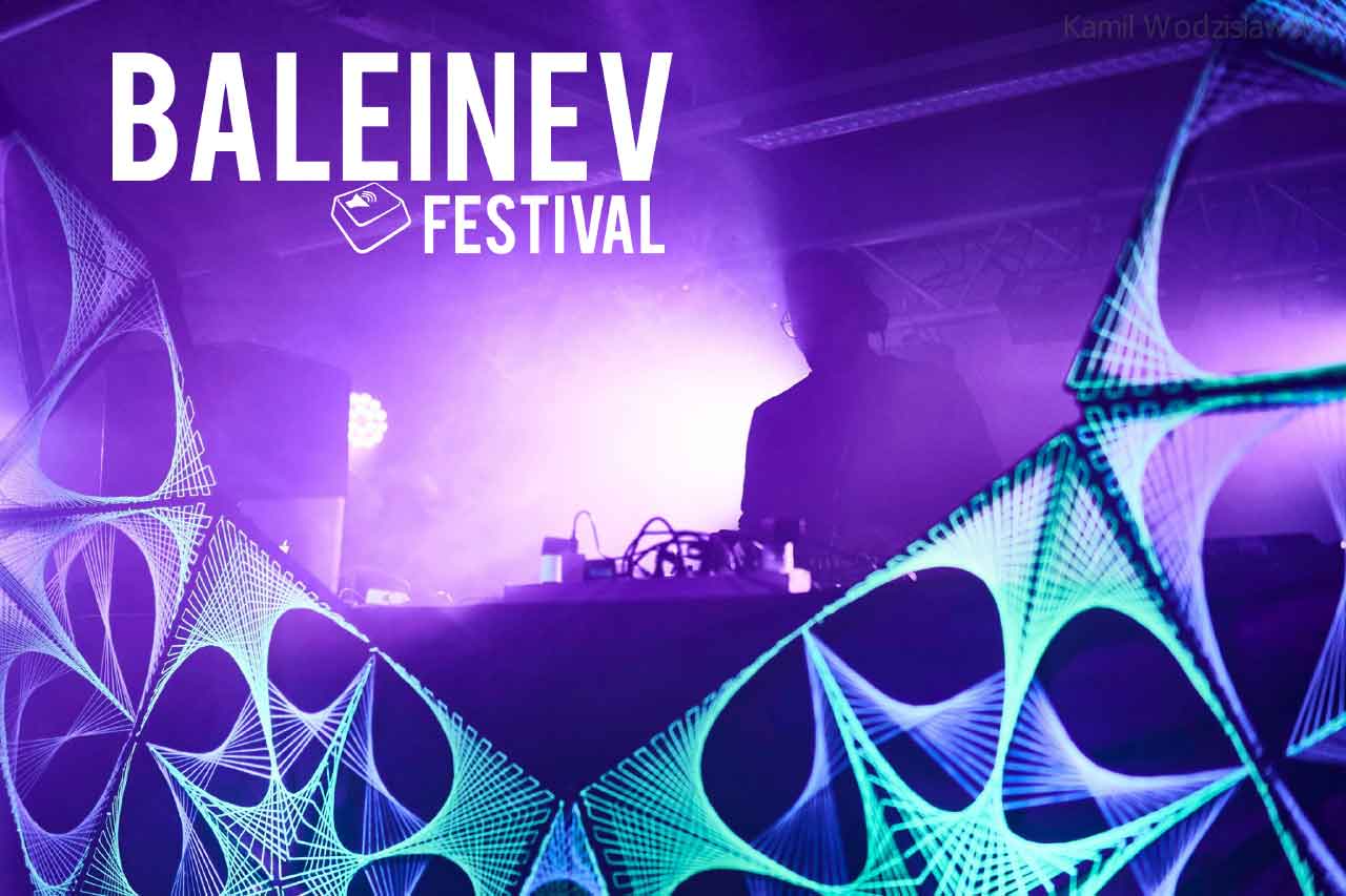 Logo du Baleinev Festival en blanc sur fond violet, avec une scène de DJ illuminée en arrière-plan et des structures géométriques bleues-vertes au premier plan