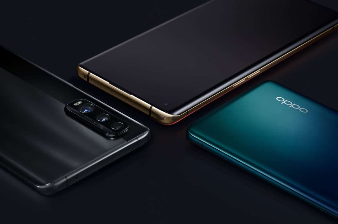 Trois smartphones OPPO Find X2 aux finitions noir, or et bleu-vert, présentés de face et de profil sur fond sombre