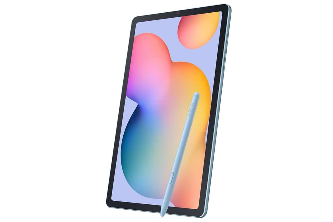 Samsung Galaxy Tab S6 Lite avec écran 10,4 pouces affichant un dégradé coloré et le stylo S Pen gris posé contre la tablette