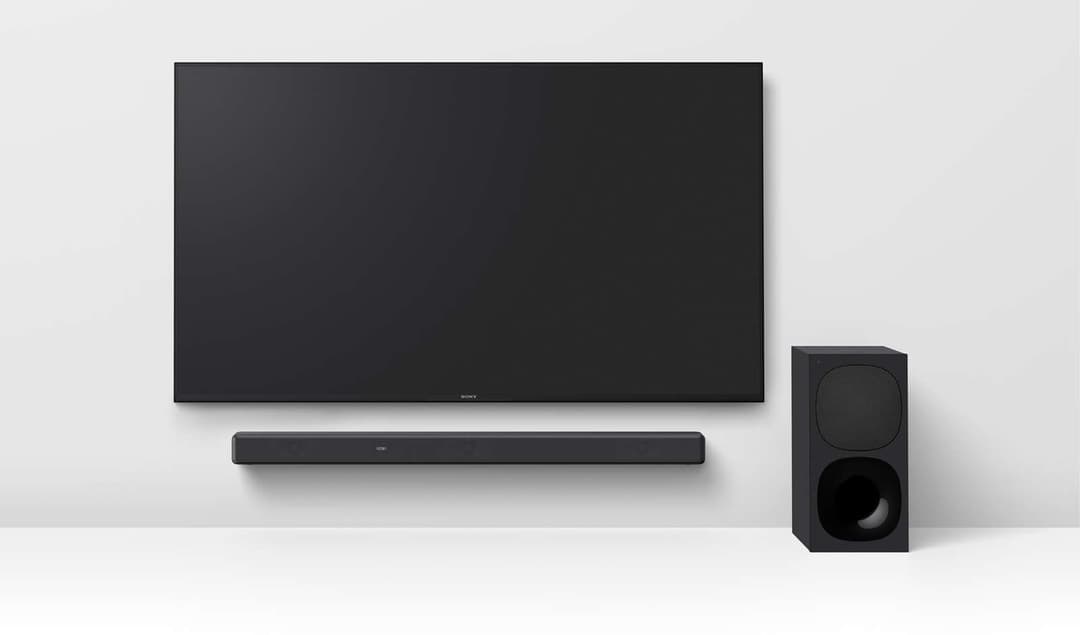 Téléviseur Sony noir avec barre de son HT-G700 en dessous et caisson de basses noir à droite