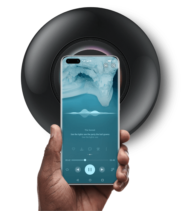 Smartphone Huawei tenu en main affichant l'interface EMUI 10.1 avec une application musicale et un iceberg en arrière-plan