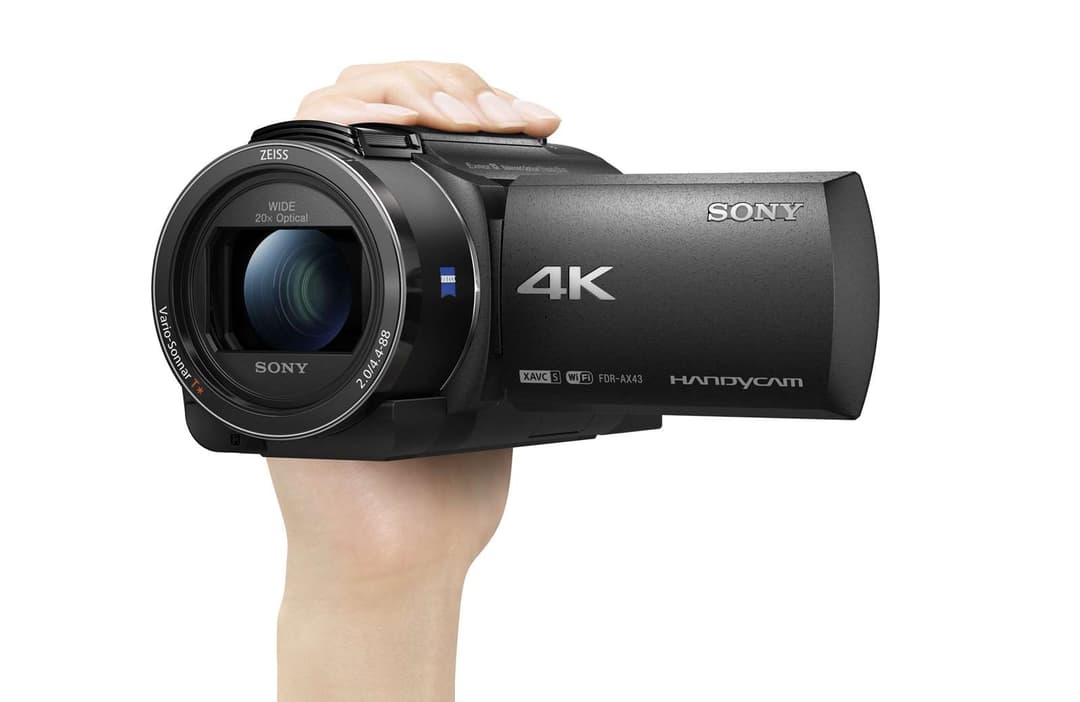Caméscope Sony FDR-AX43 noir 4K tenu à la main, avec écran LCD orientable et griffe porte-accessoires