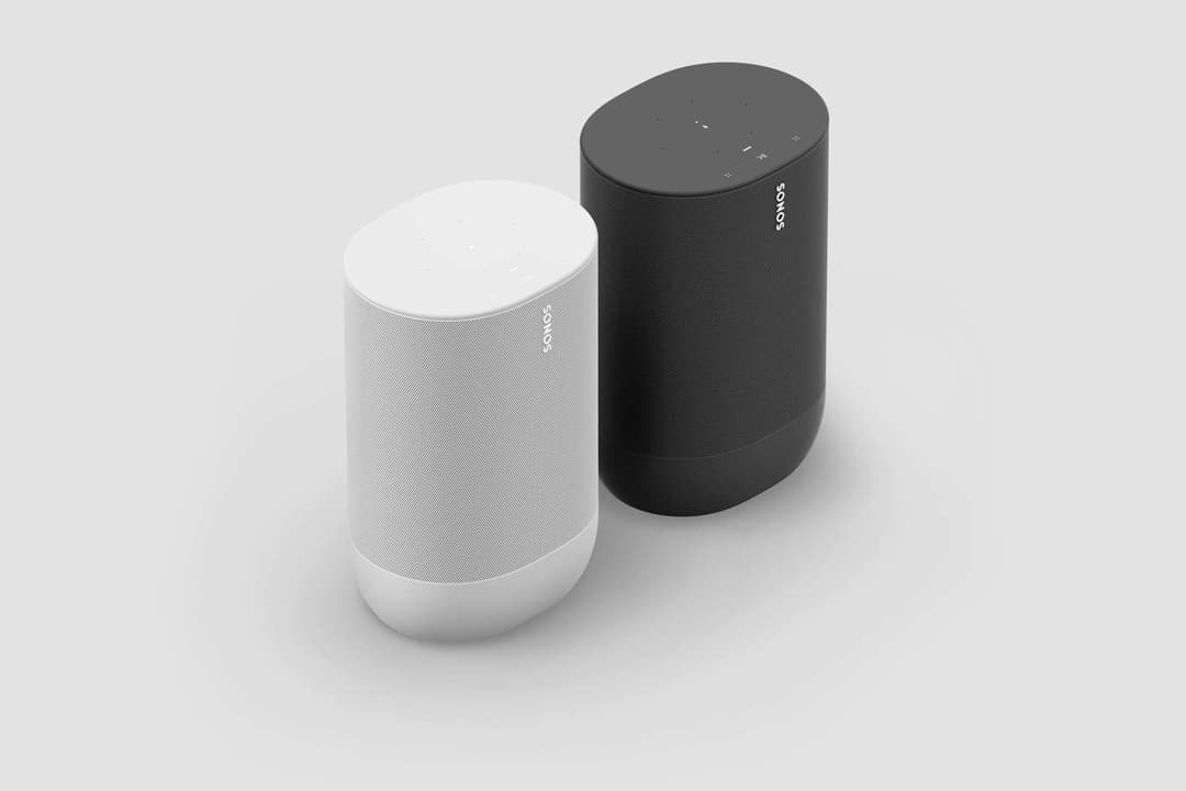 Deux enceintes Sonos Move, une blanche et une noire, présentées côte à côte sur fond neutre