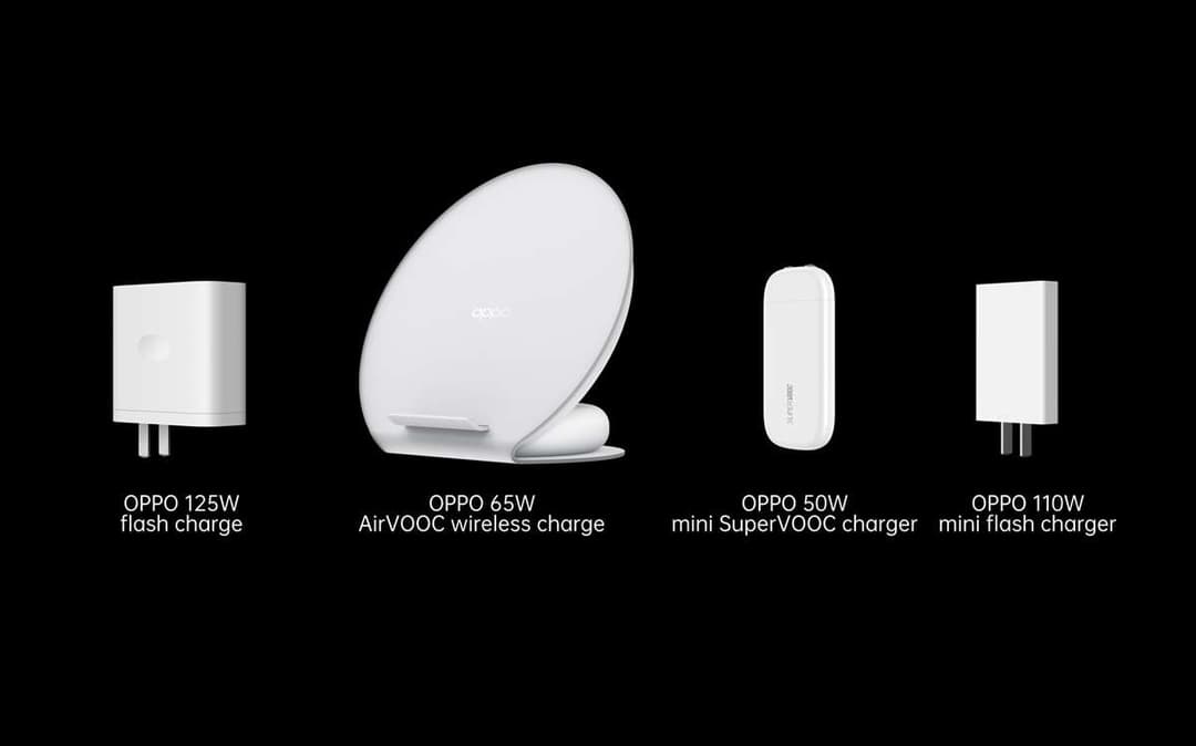 Quatre chargeurs OPPO blancs alignés sur fond noir : chargeur 125W flash, chargeur sans fil 65W AirVOOC, mini chargeur 50W SuperVOOC et mini chargeur 110W