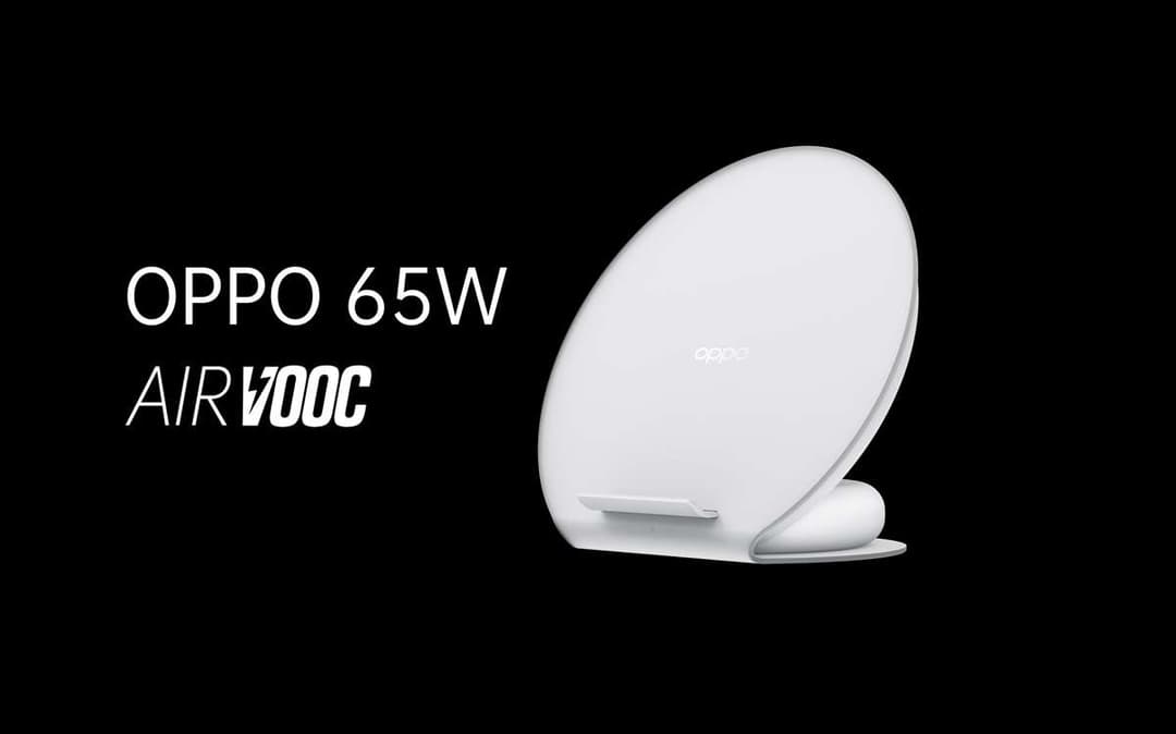 Chargeur sans fil OPPO AirVOOC 65W blanc incliné sur fond noir