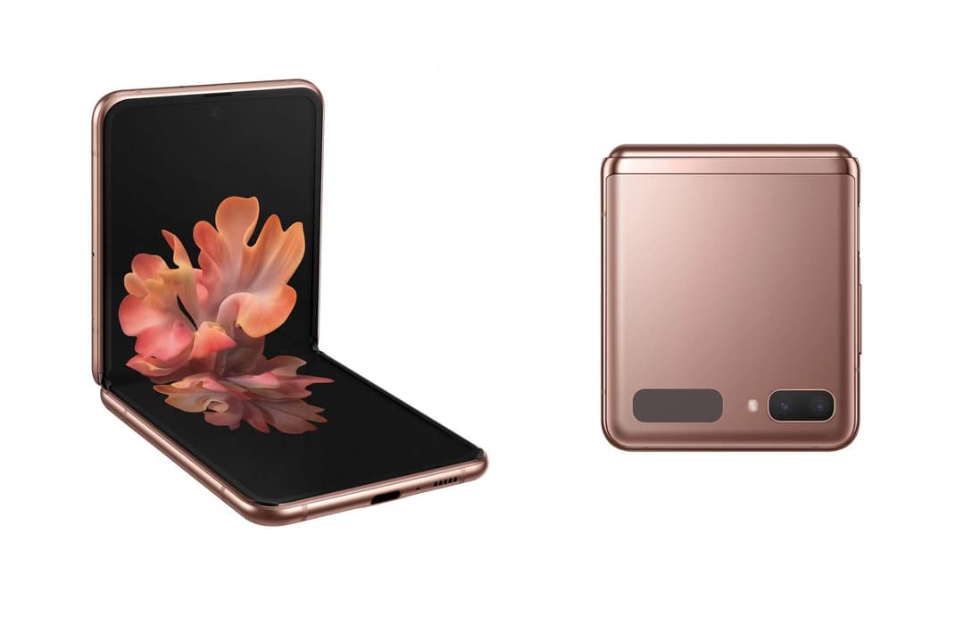 Samsung Galaxy Z Flip 5G en coloris Mystic Bronze, affichant l'écran déplié avec des fleurs roses et fermé vue de dos