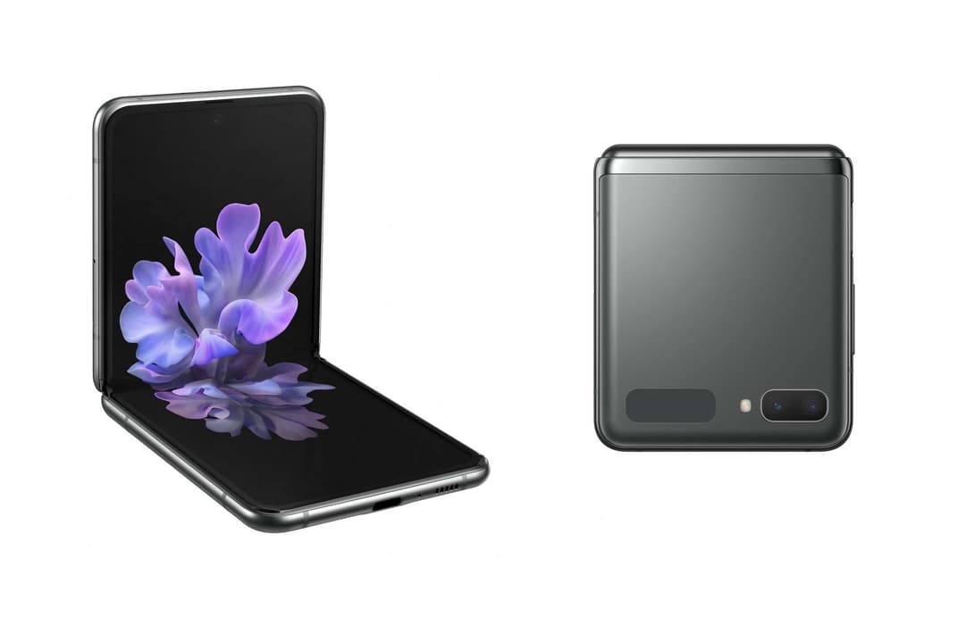 Samsung Galaxy Z Flip 5G ouvert affichant une fleur violette et fermé en coloris gris foncé mat