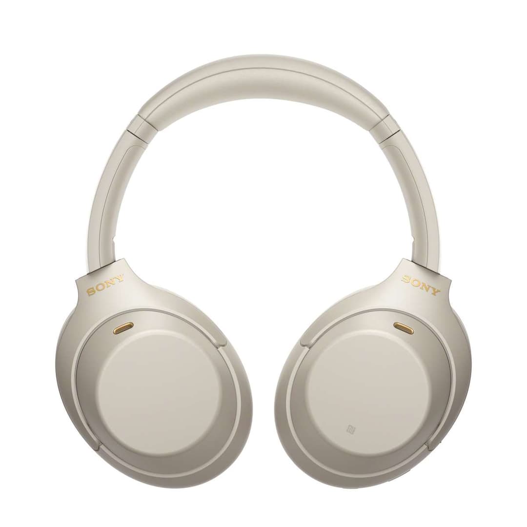 Casque Sony WH-1000XM4 de couleur beige avec arceau et écouteurs circum-auriculaires
