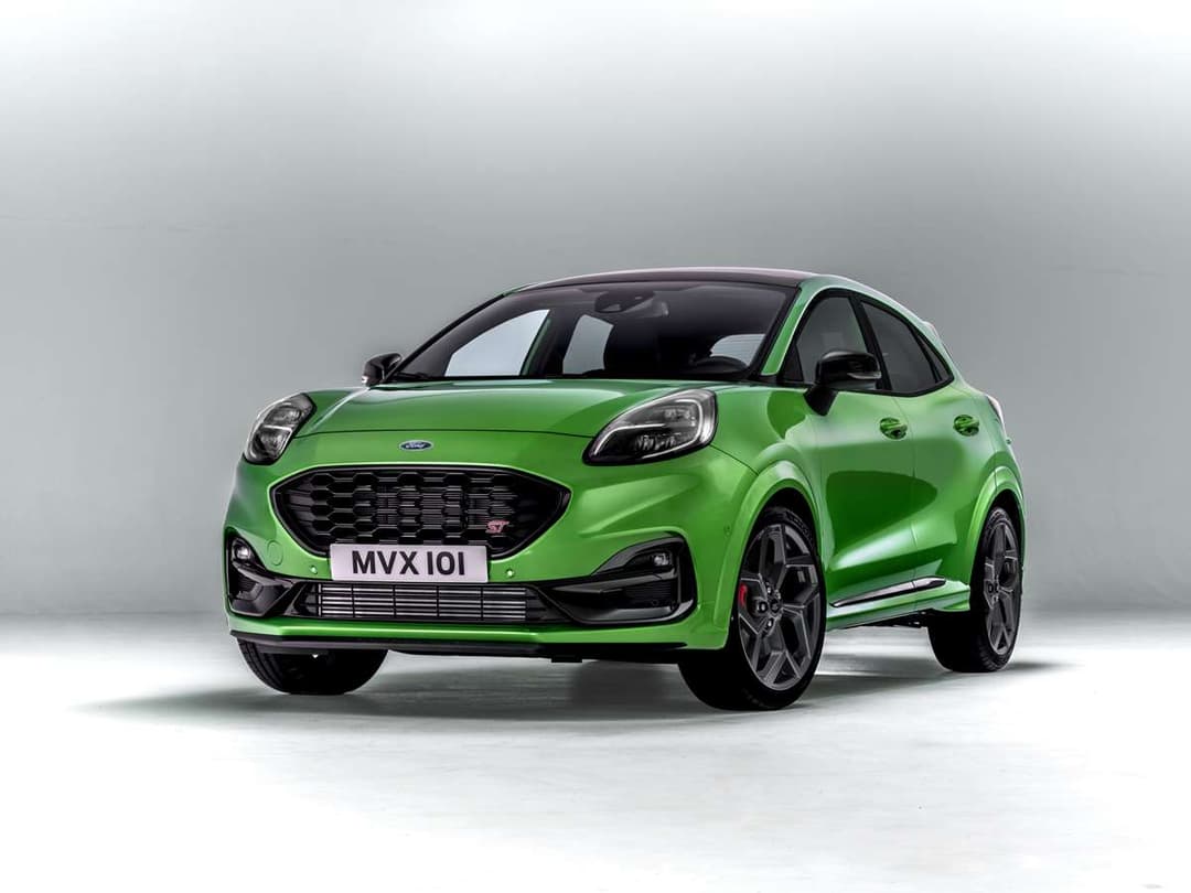 Ford Puma ST vert vif, SUV compact de profil trois-quarts, avec barres anti-roulis renforcées et suspensions sportives