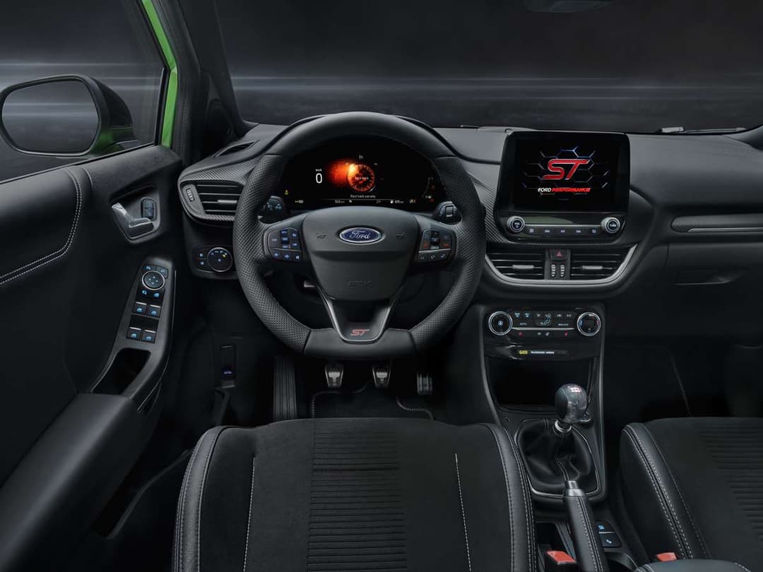 Habitacle du Ford Puma ST avec volant sport, écran tactile affichant le logo ST, et instrumentation numérique en mode Track