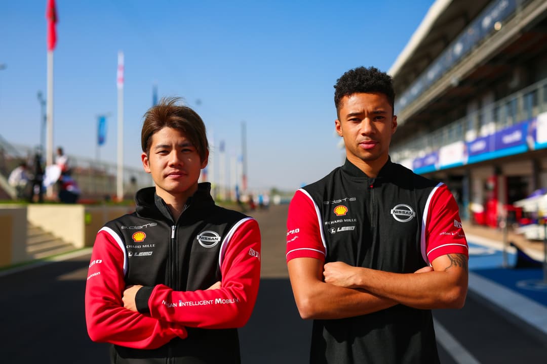 Sébastien Buemi et Alexander Rowland en tenue Nissan e-dams sur le circuit de Formule E