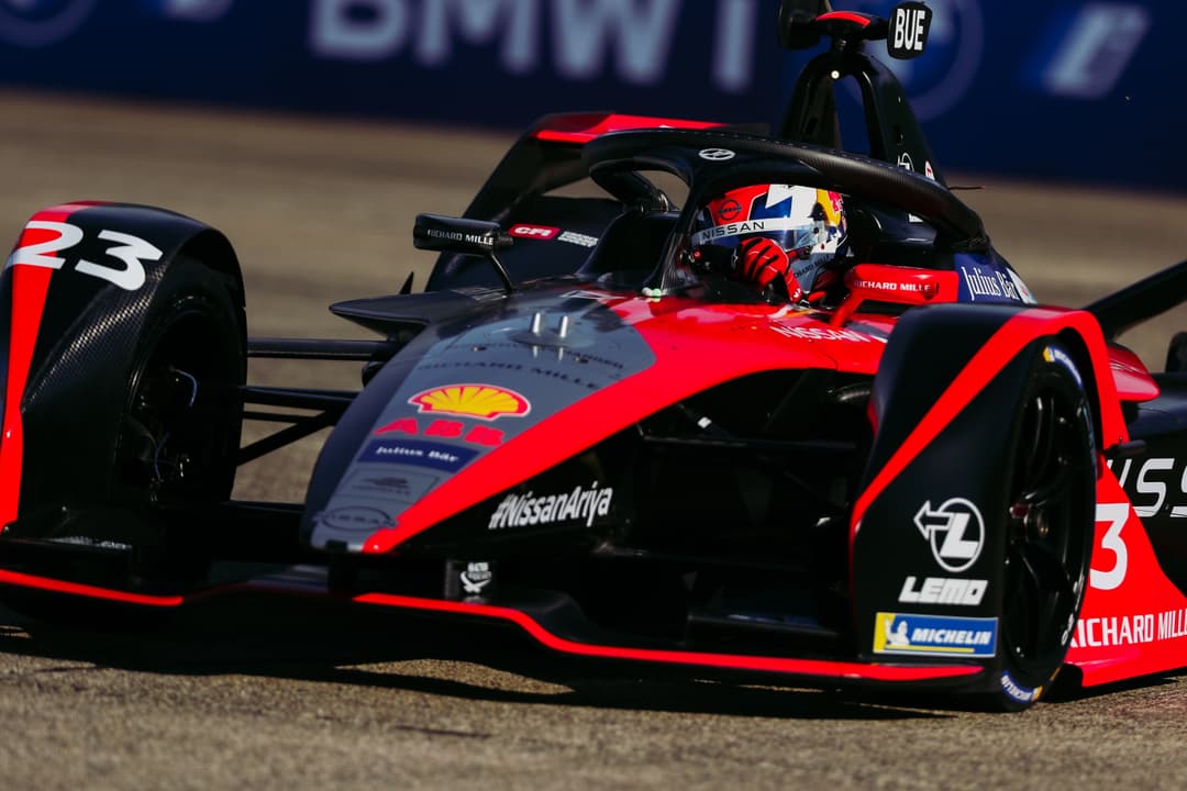 Monoplaces Nissan e.dams rouge et noir avec le numéro 23 en Formule E, pilote au volant sur piste