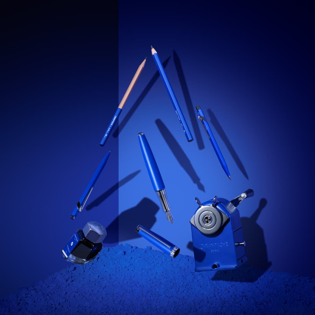 Édition limitée Caran d'Ache + Klein Blue® : crayons, stylos, encrier et accessoires bleu électrique sur fond bleu profond