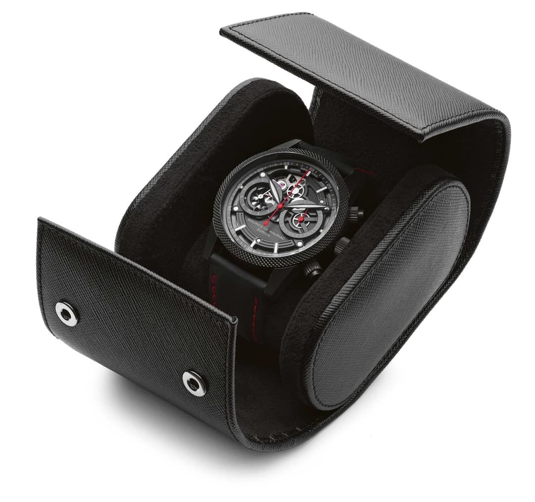 Montre Grand Cœur noire avec cadran squelette exposée dans un étui en cuir gris et noir ouvert