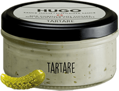 Pot de sauce tartare HUGO, crème beige avec des grains visibles et une cornichon, couvercle noir