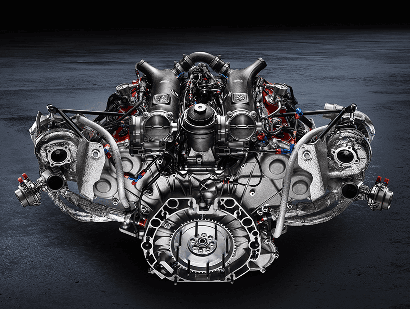 Moteur V12 biturbo de la Ferrari 488 GT Modificata développant 700 chevaux, vue de face montrant les turbocompresseurs et les composants en fibre de carbone