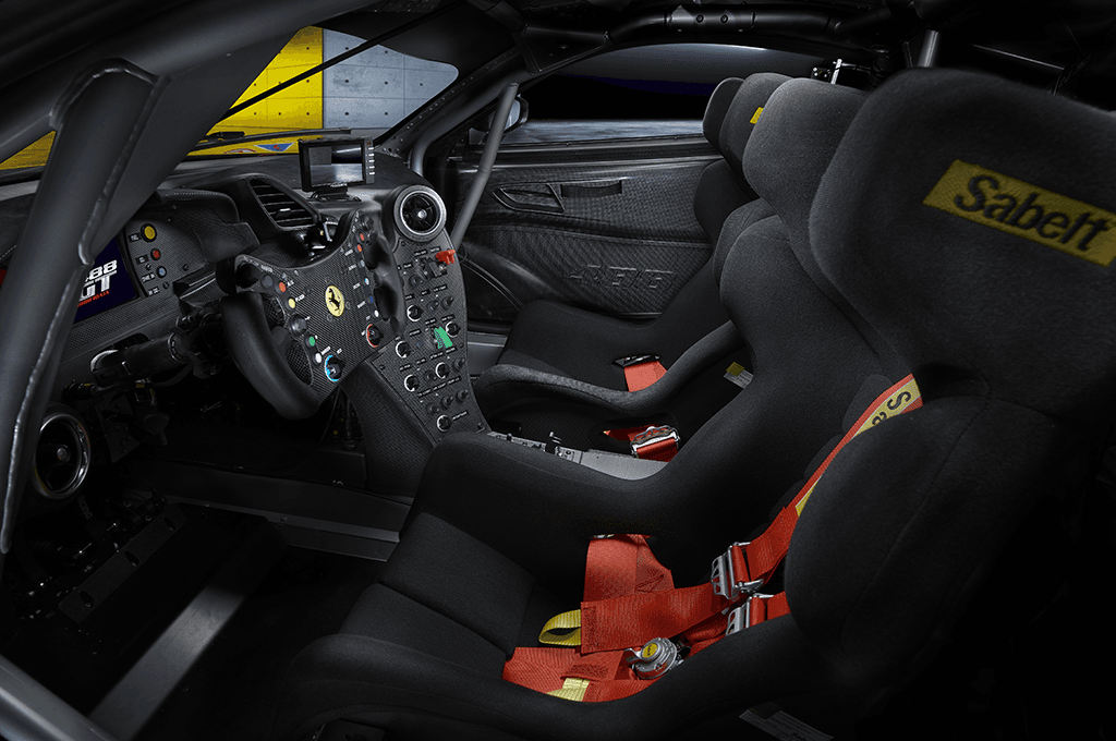 Intérieur de la Ferrari 488 GT Modificata avec volant de compétition, sièges noirs et accents jaunes, tableau de bord équipé de multiples commandes