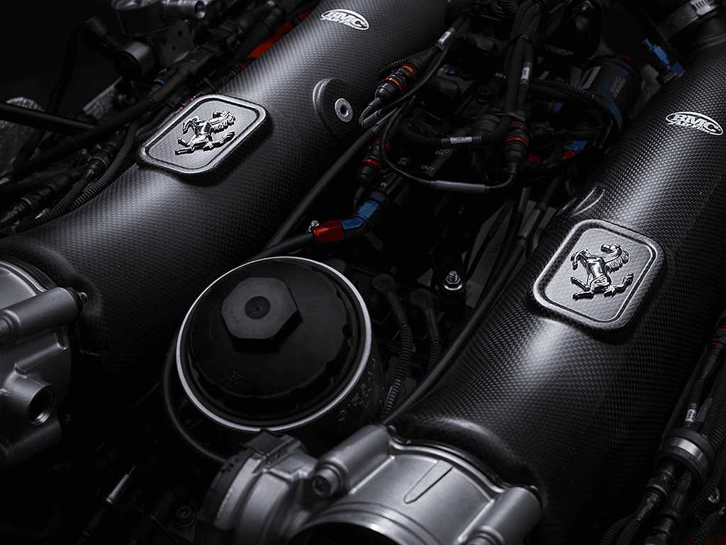 Moteur Ferrari 488 GT Modificata en carbone avec logos emblématiques de la marque et composants de refroidissement