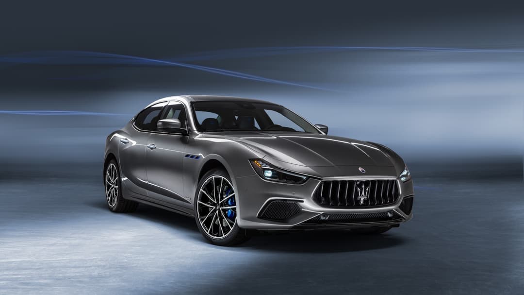Maserati Ghibli 2021 grise, vue de trois quarts, design élégant avec calandre caractéristique et jantes alliage