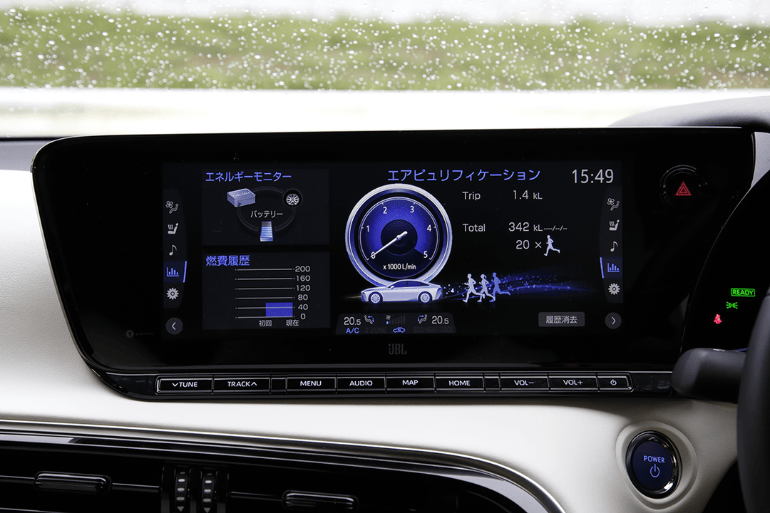 Écran tactile du système d'infodivertissement de la Toyota Mirai affichant le moniteur d'énergie et l'interface du véhicule à hydrogène