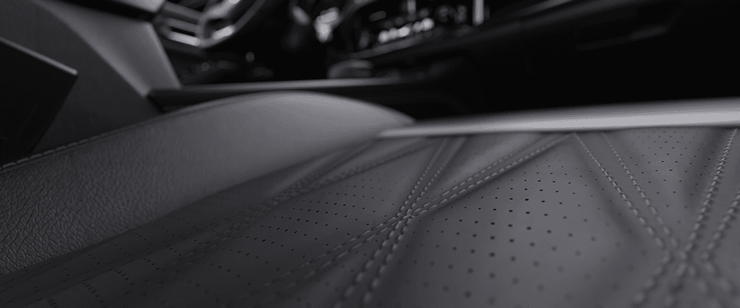 Habitacle du nouveau Nissan Qashqai avec sièges en cuir perforé gris et tableau de bord moderne