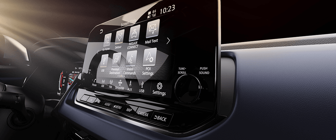 Habitacle du Nissan Qashqai avec écran tactile affichant le système d'infodivertissement et tableau de bord moderne
