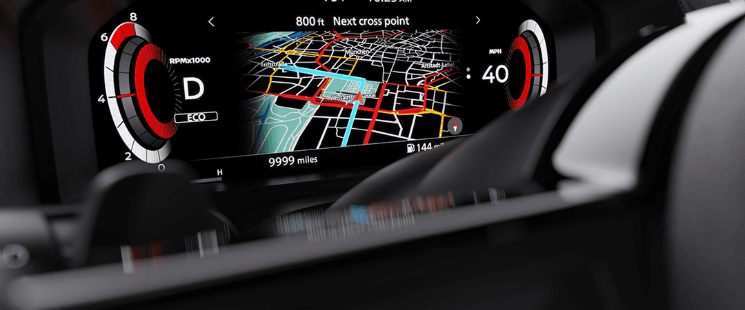 Tableau de bord numérique du Nissan Qashqai affichant un écran central avec navigation GPS et compteurs de vitesse latéraux