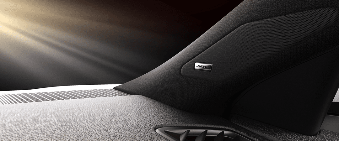 Siège avant du Nissan Qashqai avec appui-tête noir et badge Bose, montrant le design épuré de l'habitacle