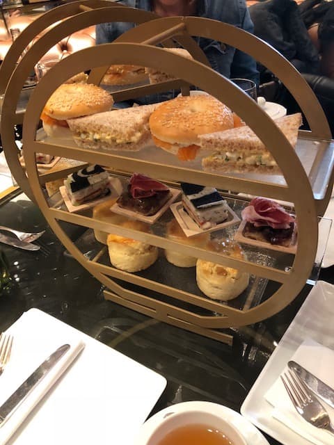 Étagère de tea time au Beau-Rivage Palace avec scones, bagels, sandwichs, fruits et pâtisseries