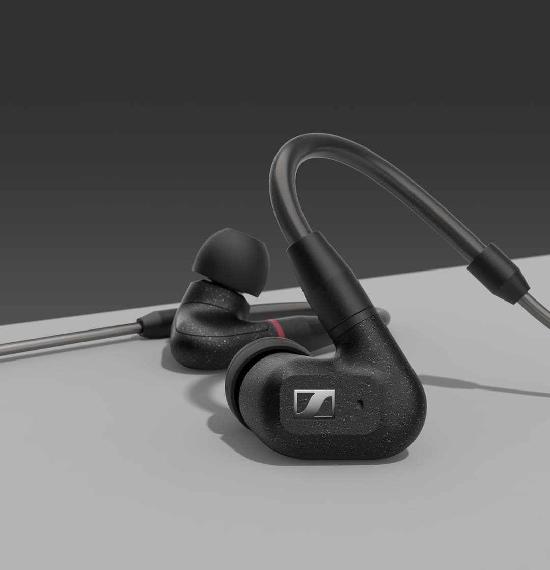 Écouteurs intra-auriculaires Sennheiser IE 300 noirs avec transducteur 7 mm et câble, présentés en vue de trois quarts