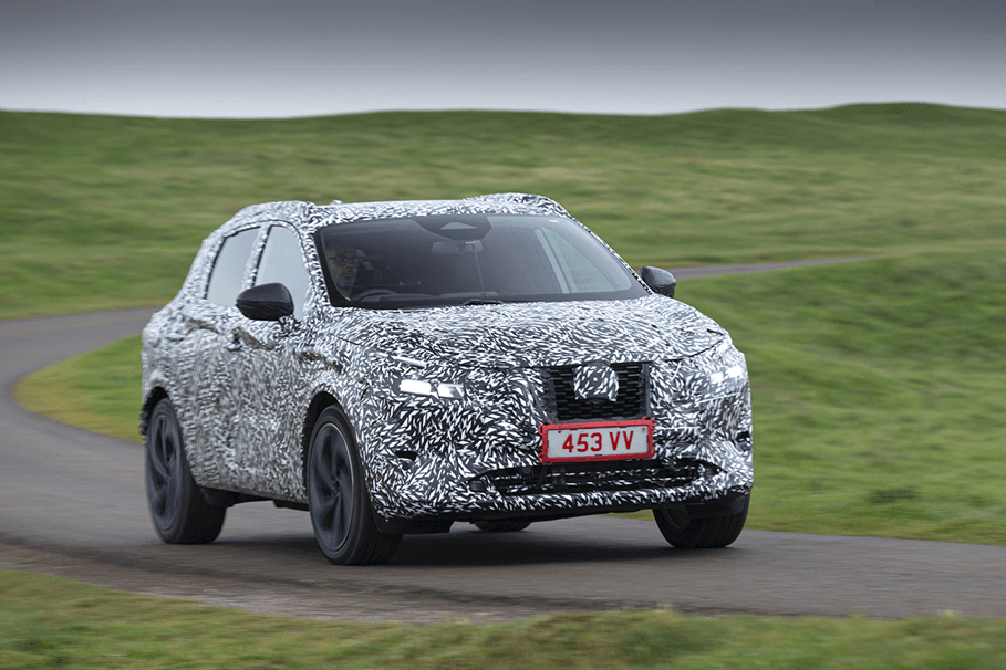 Nissan Qashqai camouflé en essai routier sur une route de campagne vallonnée