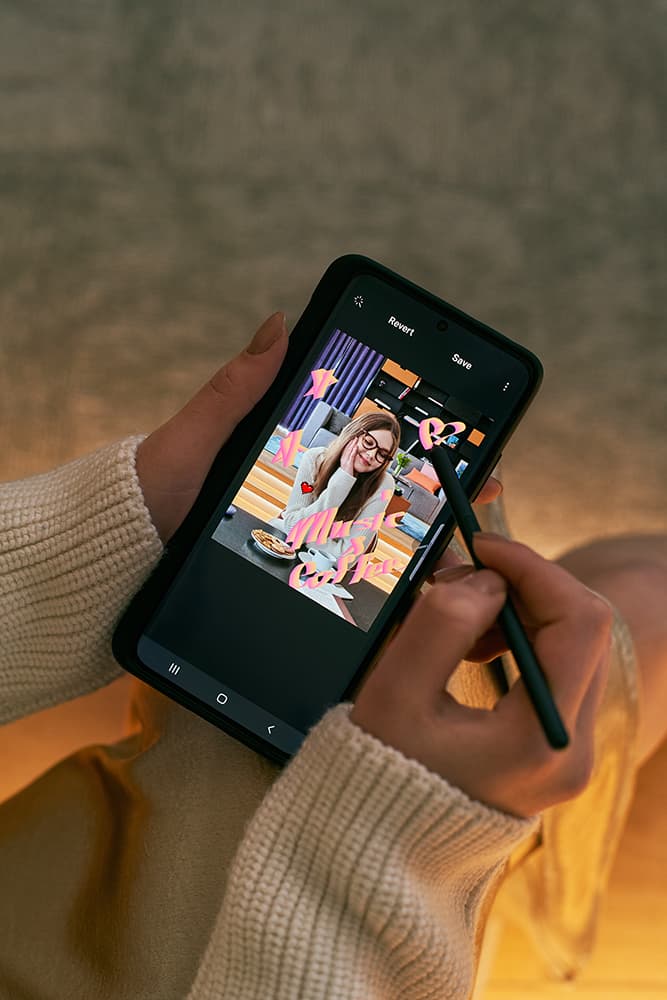 Samsung Galaxy S21 Ultra tenu en main affichant un contenu vidéo haute définition avec écran Quad HD+ et taux de rafraîchissement adaptatif