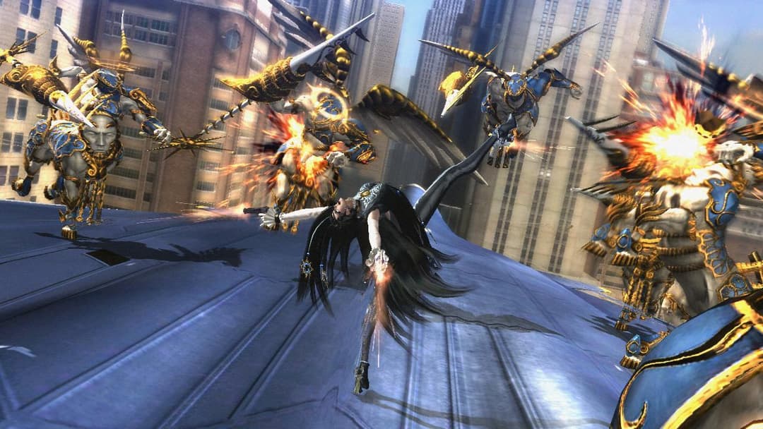 Bayonetta affrontant des créatures ailées dorées et noires sur un toit de gratte-ciel avec explosions
