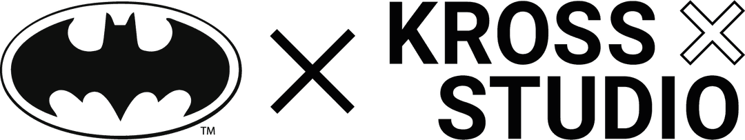 Logo Batman avec symbole de multiplication et texte KROSS STUDIO, marquant la collaboration entre Kross Studio et Warner Bros