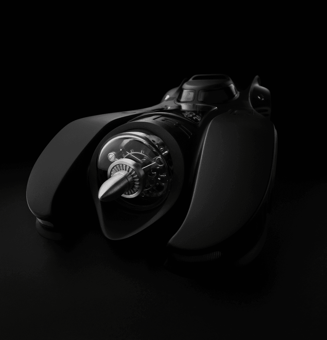 Horloge de table Batmobile noire avec cadran visible au centre, turbine en avant et ailettes rappelant les oreilles de Batman sur les côtés