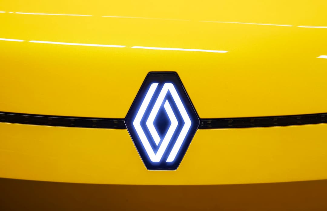 Logo Renault revisité : losange blanc luminescent avec chevrons imbriqués sur calandre jaune