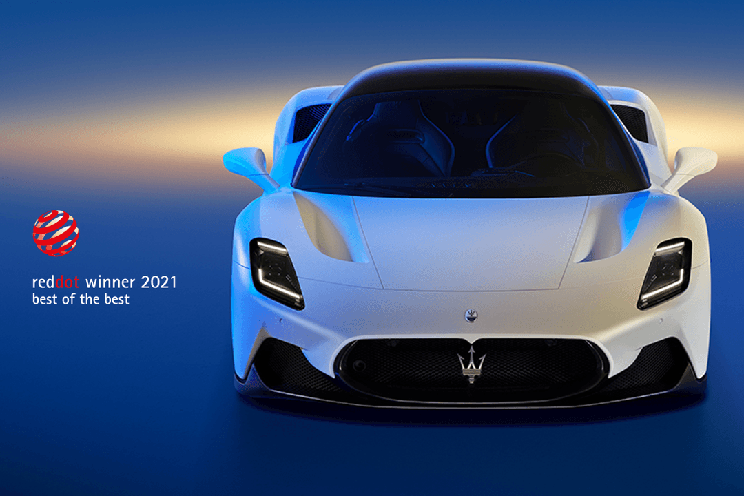 Maserati MC20 blanche et bleue de face avec logo Red Dot Award 2021 « best of the best » sur fond dégradé bleu