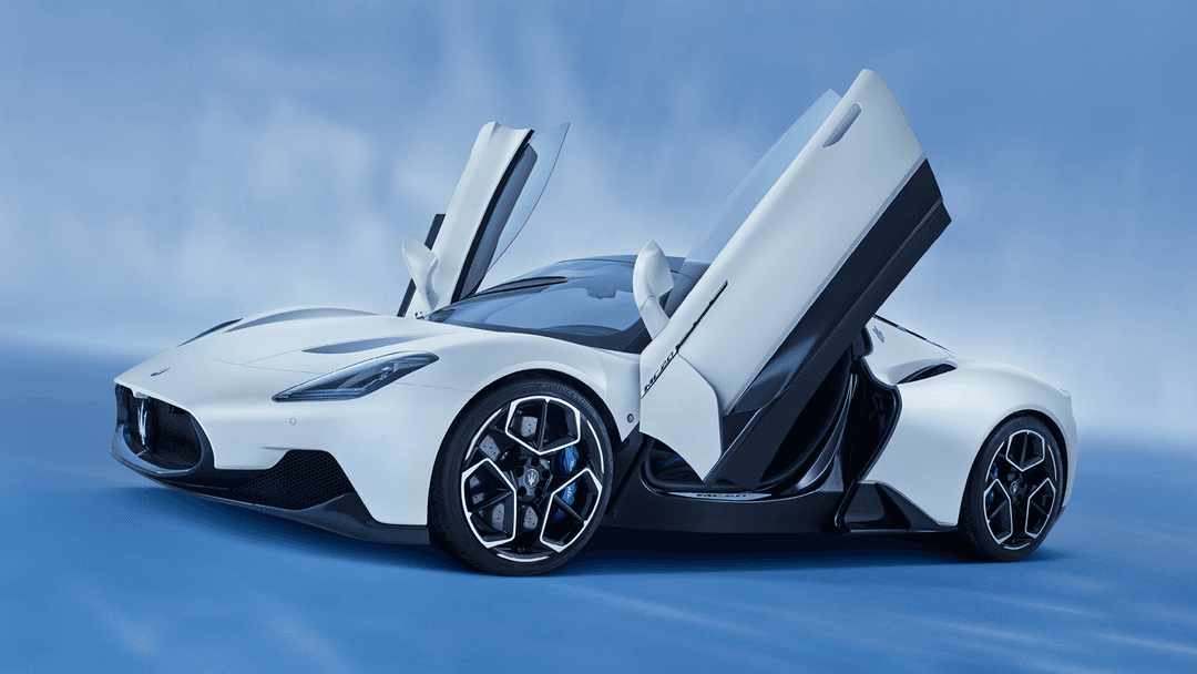 Maserati MC20 blanche aux portières ouvertes, vue de profil sur fond bleu dégradé