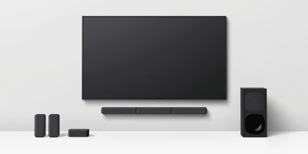 Système home cinéma Sony HT-S40R composé d'une barre de son, d'un caisson de graves et de deux enceintes surround noires, installé sous un téléviseur