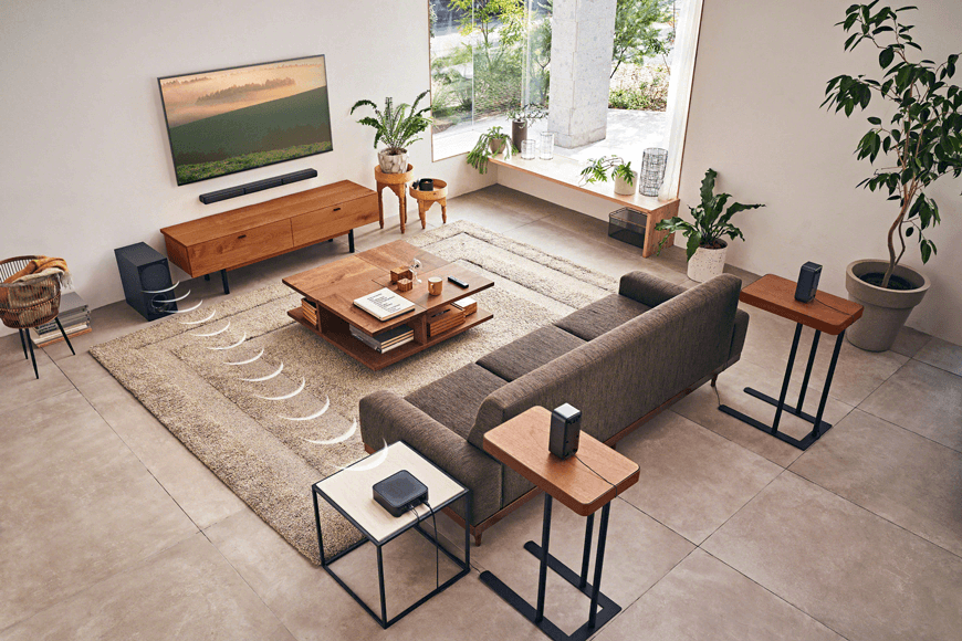 Salon avec téléviseur BRAVIA, barre de son Sony HT-S40R noire sous l'écran, caisson de basse discret et enceintes arrière sans fil intégrées à la pièce