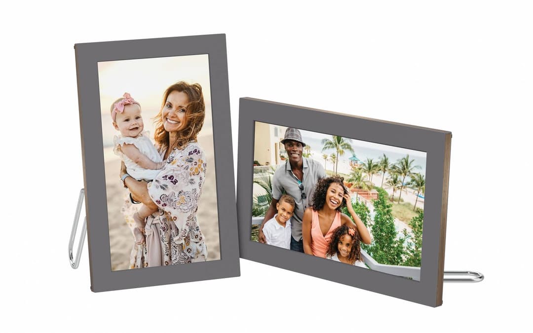 Deux cadres photo numériques Meural de Netgear affichant des photos de famille, l'un en orientation portrait et l'autre en paysage