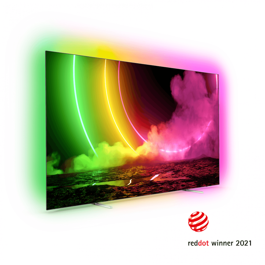 Téléviseur OLED806 de Philips affichant un paysage coloré avec des aurores boréales vertes et roses, avec le logo Red Dot Winner 2021