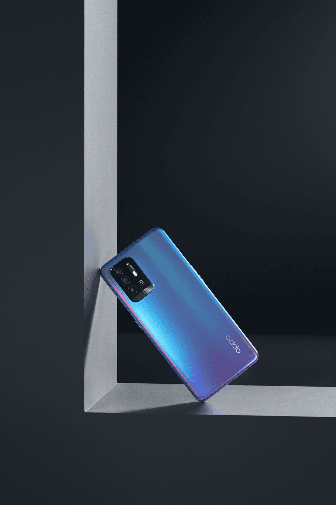 OPPO A94 5G, smartphone avec dos bleu dégradé et module photo rectangulaire, posé sur surface géométrique